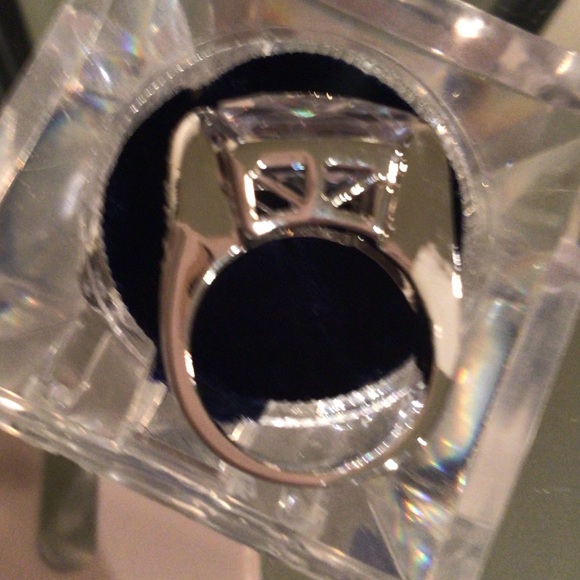 ⬇️Price Drop⬇️NWOT silver ring with large centre stone - Picture 8 of 10